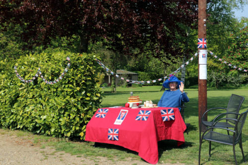 Her Maj tries to flag a car down...