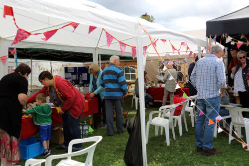 Benjie has a go at the three-card thrick game